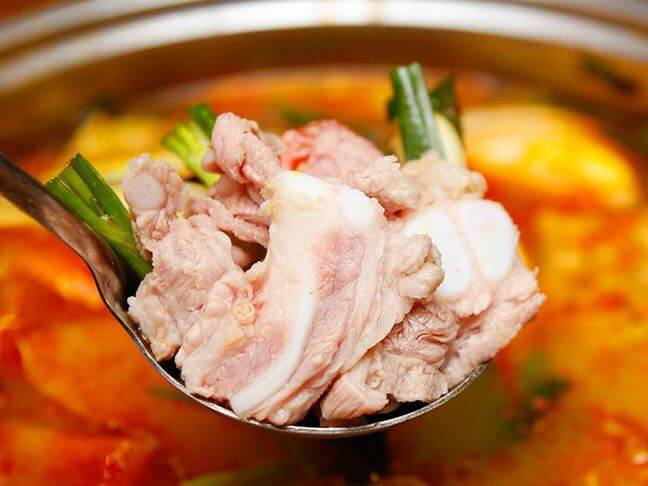 Cách làm lẩu sườn sụn om sấu hấp dẫn tuyệt vời 1 Làm lẩu sườn sụn tại nhà