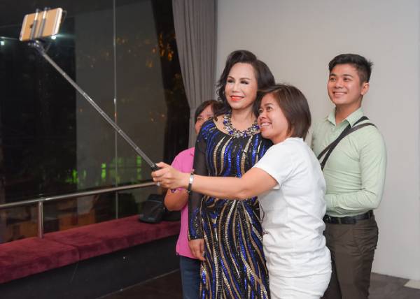 Thanh Tuyền cảm động trong vòng tay fan sau 4 năm vắng bóng sân khấu nhạc Việt 3 danh ca thanh tuyen 2