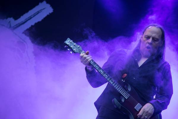 Điểm danh các rocker chơi đàn tay trái tài năng 10 Lars Johansson