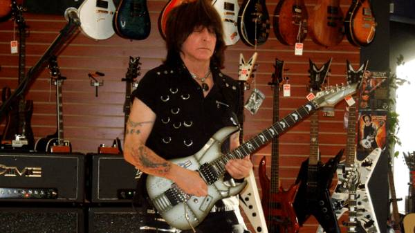 Điểm danh các rocker chơi đàn tay trái tài năng 11 Michael Angelo Batio