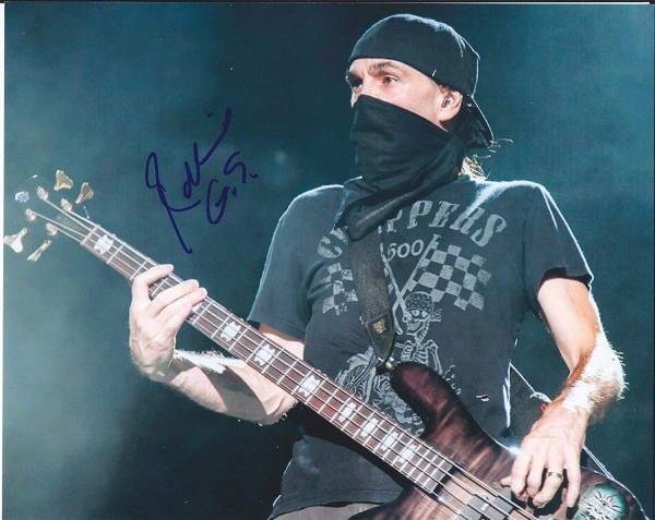 Điểm danh các rocker chơi đàn tay trái tài năng 9 Robbie Merrill