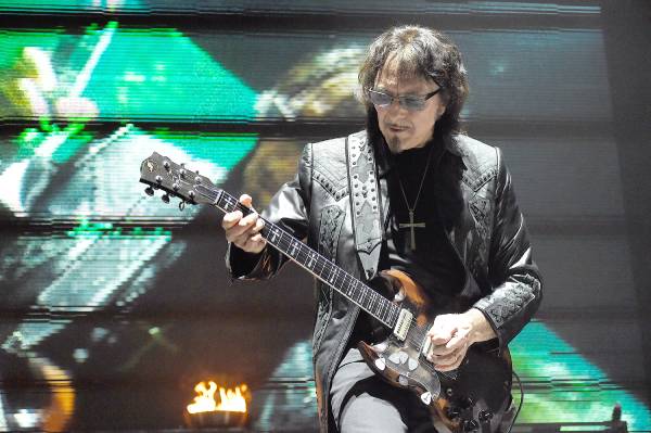 Điểm danh các rocker chơi đàn tay trái tài năng 3 Tony Iommi