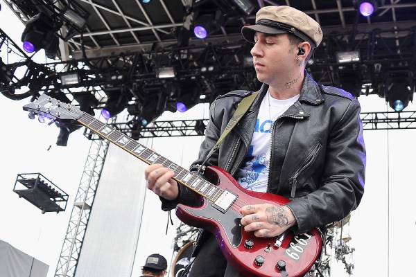 Điểm danh các rocker chơi đàn tay trái tài năng 5 Zacky Vengeance