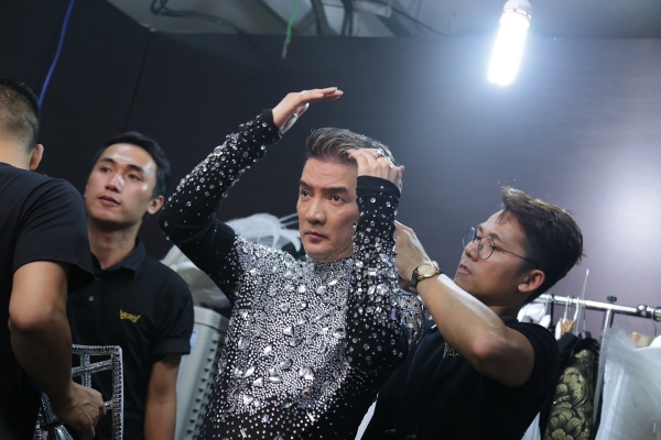 Những bộ đồ diêm dúa của Đàm Vĩnh Hưng trong liveshow 12 tỷ 6 dam vinh hung