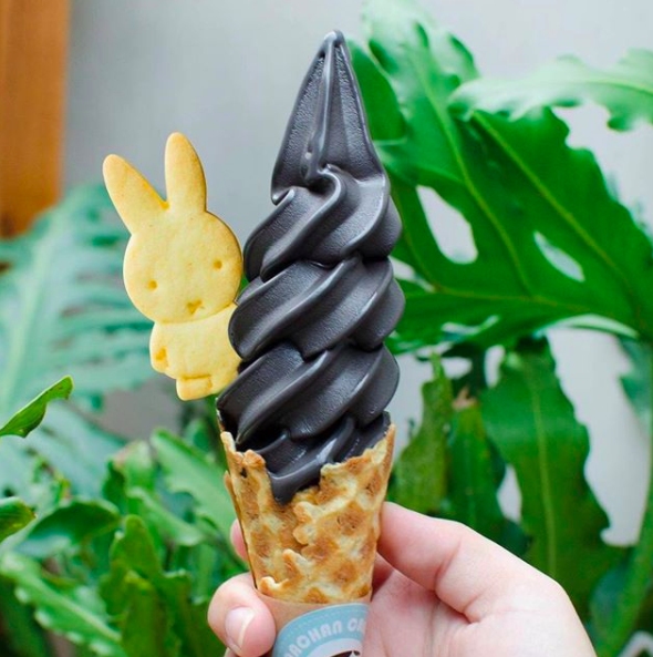 Điểm danh những món ngọt hot nhất tại 3 cửa hàng được mệnh danh "thiên đường tráng miệng" ở Sài Gòn 18 kem tươi charcoal than tre 1