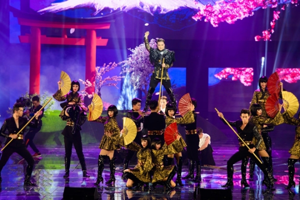 Những bộ đồ diêm dúa của Đàm Vĩnh Hưng trong liveshow 12 tỷ 5 live show dam vinh hung
