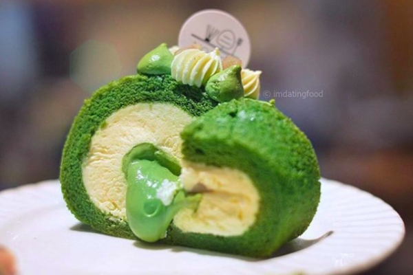 Điểm danh những món ngọt hot nhất tại 3 cửa hàng được mệnh danh "thiên đường tráng miệng" ở Sài Gòn 13 matcha roll cake 1