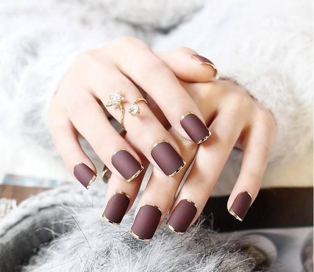 Nail lì màu cà phê viền vàng