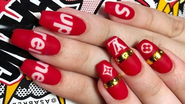 Nail lì sắc đỏ in chữ