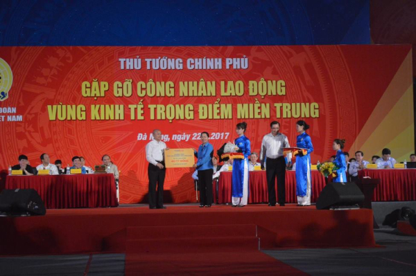 MOBIFONE TRAO TẶNG TÀI TRỢ TRỊ GIÁ 40 TỈ ĐỒNG HỖ TRỢ PHÚC LỢI CHO CÔNG NHÂN, NGƯỜI LAO ĐỘNG 1 mobifone trao tang tai tro tri gia 40 ti dong ho tro phuc loi cho cong nhan nguoi lao dong 1