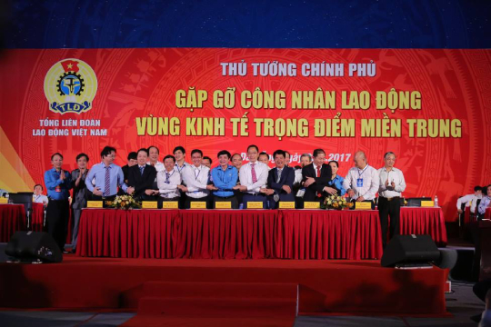 MOBIFONE TRAO TẶNG TÀI TRỢ TRỊ GIÁ 40 TỈ ĐỒNG HỖ TRỢ PHÚC LỢI CHO CÔNG NHÂN, NGƯỜI LAO ĐỘNG 2 mobifone trao tang tai tro tri gia 40 ti dong ho tro phuc loi cho cong nhan nguoi lao dong