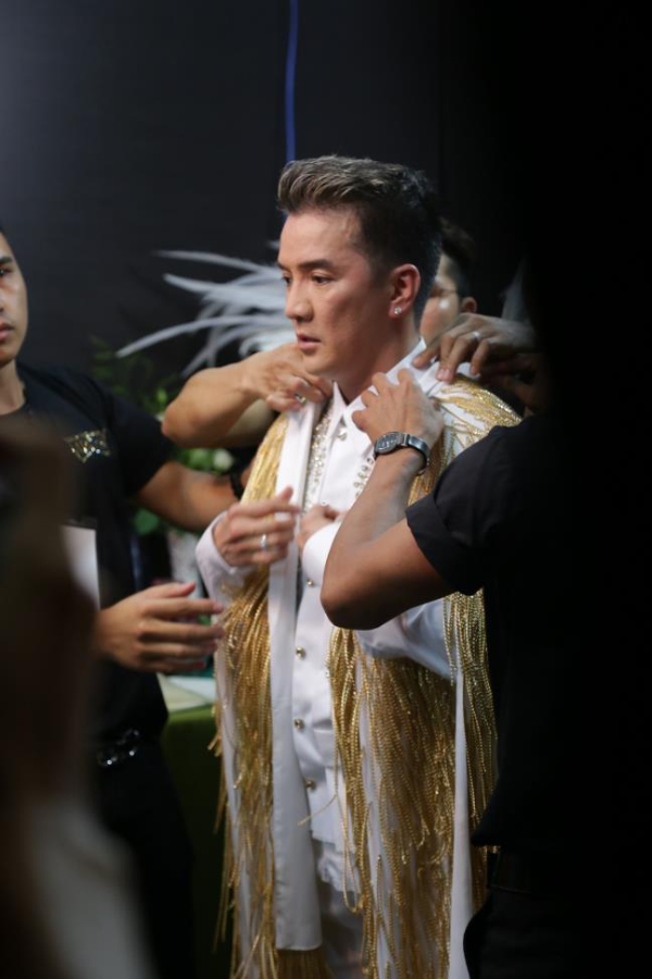 Những bộ đồ diêm dúa của Đàm Vĩnh Hưng trong liveshow 12 tỷ 4 nhung bo do diem dua cua dam vinh hung trong liveshow 12 ty 1