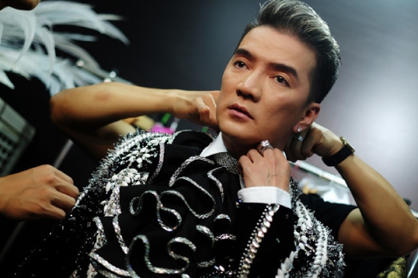 Những bộ đồ diêm dúa của Đàm Vĩnh Hưng trong liveshow 12 tỷ 2 nhung bo do diem dua cua dam vinh hung trong liveshow 12 ty