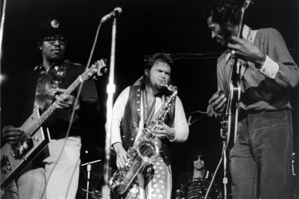 Bo Diddley (bìa trái) và Chuck Berry (bìa phải) trong một cuộc biểu diễn - Ảnh: Bob Gruen