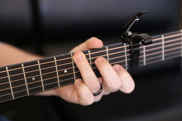 Giới thiệu kẹp tăng tông (capo) và cách sử dụng sao cho “chuẩn không cần chỉnh” 5 Capo tăng tông