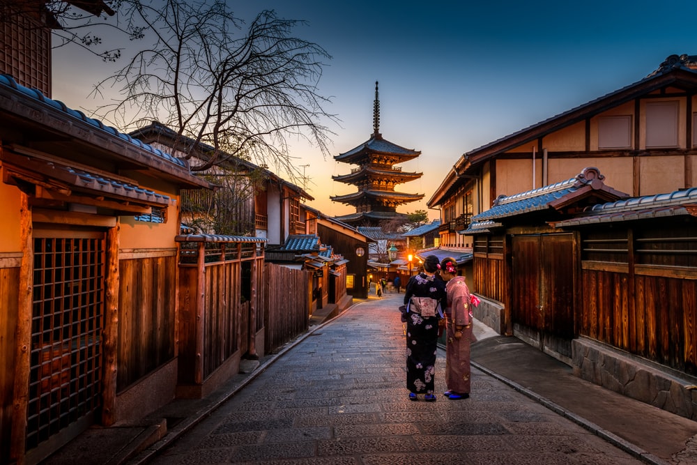 Geishas trên phố Ninenzaka ở Kyoto.