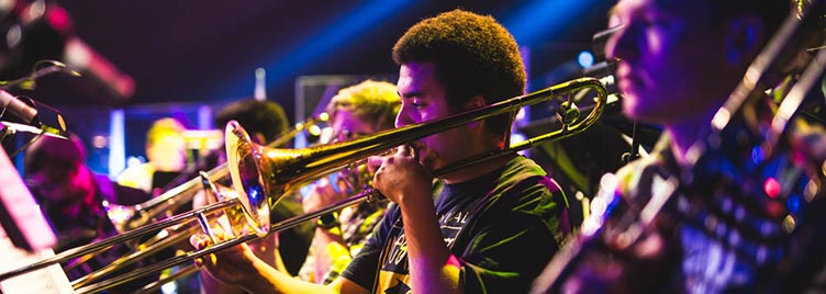 Các bước trở thành một nghệ sĩ nhạc Jazz 3 Luyện tập thường xuyên cùng với các nghệ sĩ Jazz khác để nâng cao kỹ năng của bản thân