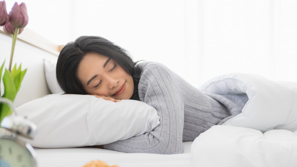 Ngủ thật nhiều để đảm bảo sức khỏe cho chính mình, đặc biệt khi đang bị cảm