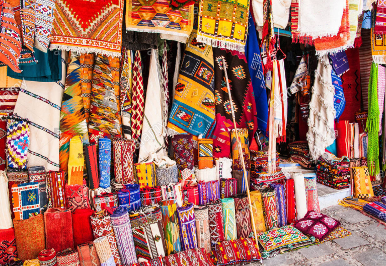10 CON ĐƯỜNG XINH ĐẸP NỔI TIẾNG TRÊN THẾ GIỚI 1 Những món đồ đầy màu sắc ở Marrakech.