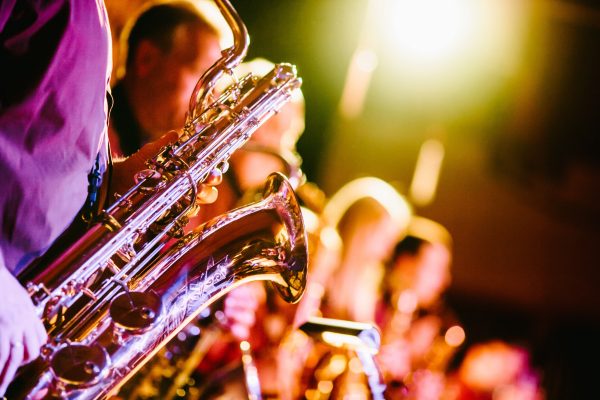 Các bước trở thành một nghệ sĩ nhạc Jazz 1 Xem các buổi trình diễn Jazz là một trong những cách hay và hiệu quả giúp bạn hiểu rõ hơn về Jazz