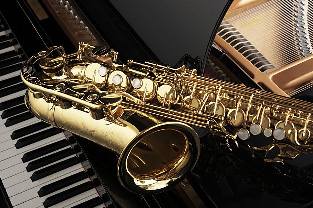 Các bước trở thành một nghệ sĩ nhạc Jazz 2 Thử nhiều nhịp điệu khác nhau khi luyện tập để tạo ra các khúc biến tấu hay