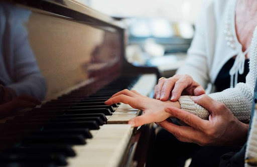 Tập luyện từng tay trước sẽ giúp bạn rút ngắn thời gian học một bản piano