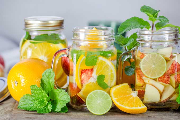Uống nước cam để bổ sung vitamin C, tăng cường hệ miễn dịch để mau khỏi cảm