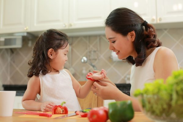 Cùng nhau nấu ăn - Những điều con cái nên làm nhân ngày Vu Lan báo hiếu cha mẹ