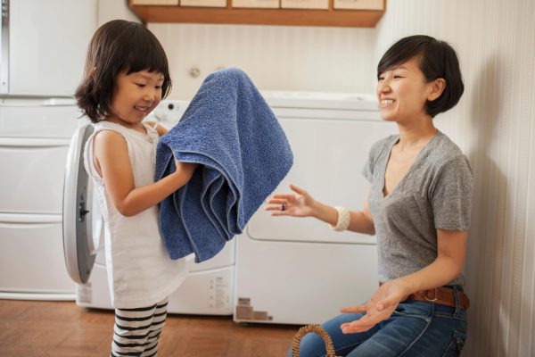 Giúp mẹ làm việc nhà - Những điều con cái nên làm nhân ngày Vu Lan báo hiếu cha mẹ