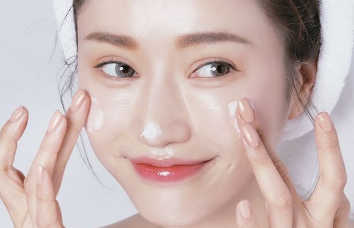 Skincare là gì và 6 bước skincare không thể bỏ qua 3 3 thoa kem duong cung cap duong chat cho da
