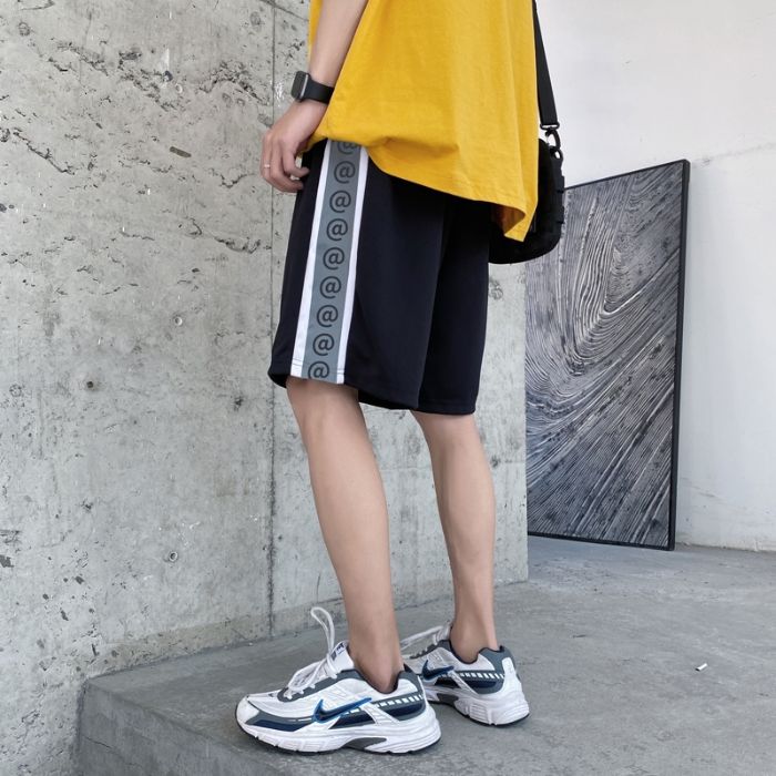 Những món đồ điển hình của phong cách thời trang Skater 2 Quần short là trang phục được thiết kế với ống rộng, chiều dài quần ngắn