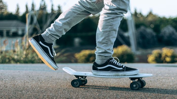 Những món đồ điển hình của phong cách thời trang Skater 3 Vans và Converse chính là những thương hiệu thời trang đầu tiên gắn liền với phong cách thể thao skater