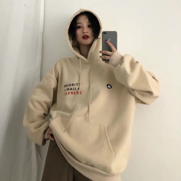 Bật mí cách mix đồ với áo hoodie dành cho cả nam và nữ 2 Áo Hoodie dáng dài được xem như sự biến thể của chiếc áo hoodie truyền thống về chiều dài áo