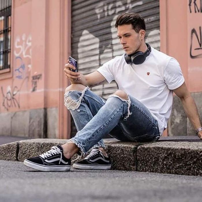 Cách phối đồ với giày Vans dành cho nam 1 Kết hợp giày Vans cùng quần Jean và áo phông là cách phối đồ đã không còn xa lạ với nhiều anh chàng hiện nay