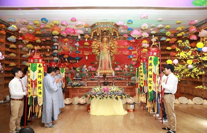 10 Cách Xua Đuổi Tà Khí Thu Hút May Mắn Cho Mọi Người 10 Nếu có thể, hãy tham gia lễ cầu an nhé