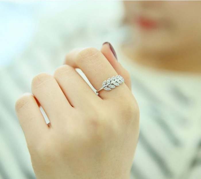 Nên Đeo Nhẫn Phong Thuỷ Ngón Nào Tốt Nhất? 1 Nhẫn phong thuỷ là vật phẩm được nhiều người ưa thích