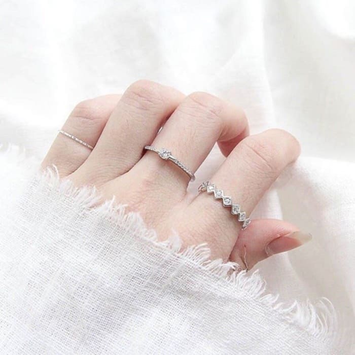 Nên Đeo Nhẫn Phong Thuỷ Ngón Nào Tốt Nhất? 2 Quy tắc đeo nhẫn ở nam giới và nữ giới khác nhau