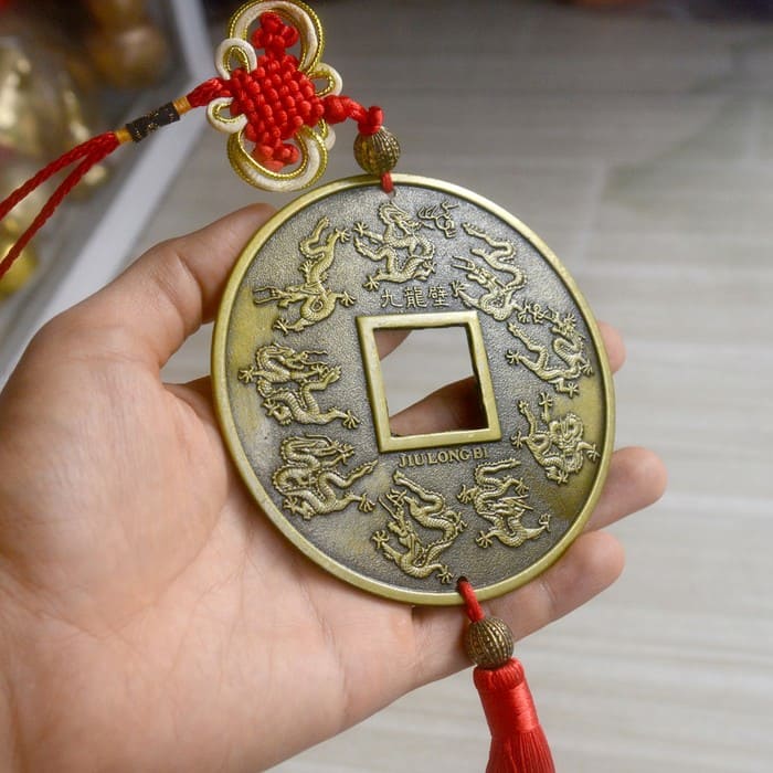 Đồng Xu Phong Thuỷ Có Tác Dụng Gì? 2 Cấu tạo của đồng xu phong thuỷ đặc trưng với hình dạng tròn, khoen vuông ở giữa