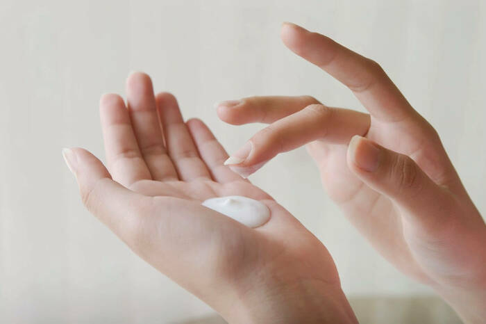 Cách Bảo Quản Trang Sức Titan Mạ Vàng Tốt Nhất 3 Khi bôi mỹ phẩm kem dưỡng, hãy tháo trang sức titan mạ vàng ra nhé