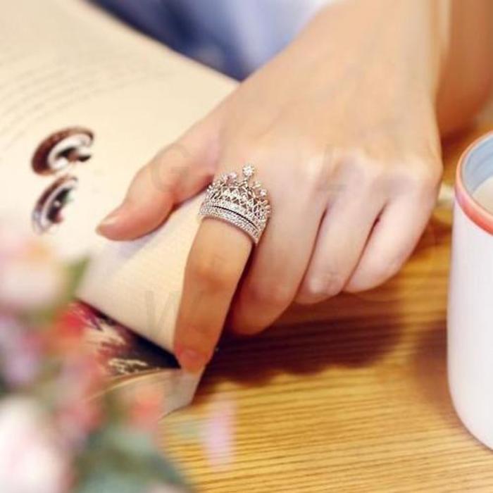 Nên Đeo Nhẫn Phong Thuỷ Ngón Nào Tốt Nhất? 4 nên đeo nhẫn phong thuỷ ngón nào